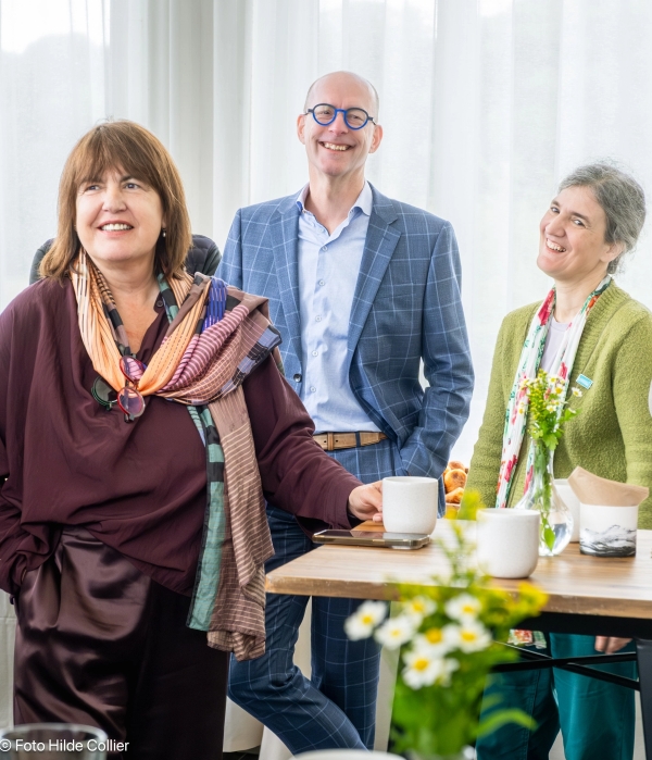 Deelnemers aan MannekenBizz event lachen en praten informeel