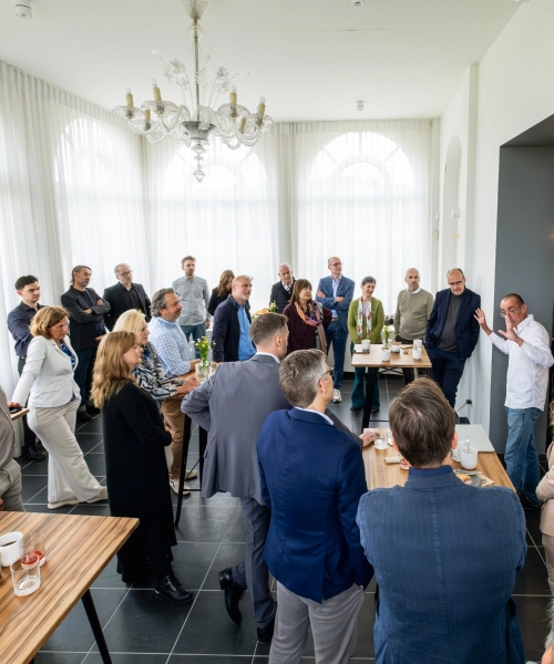 Netwerkmoment tijdens MannekenBizz bijeenkomst in lichte zaal